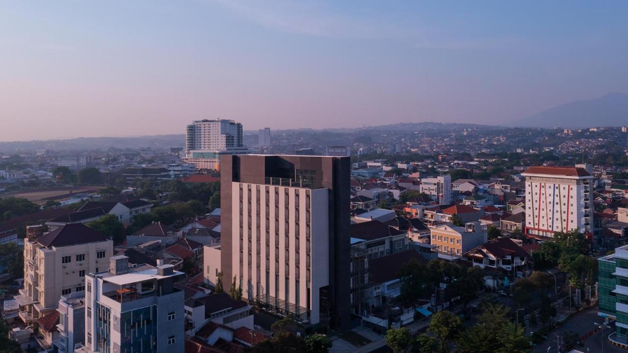 Rez Hotel Semarang Esterno foto