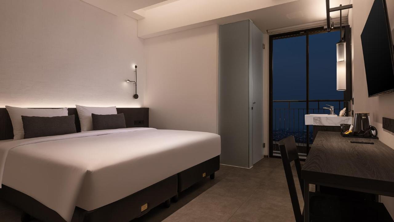 Rez Hotel Semarang Esterno foto